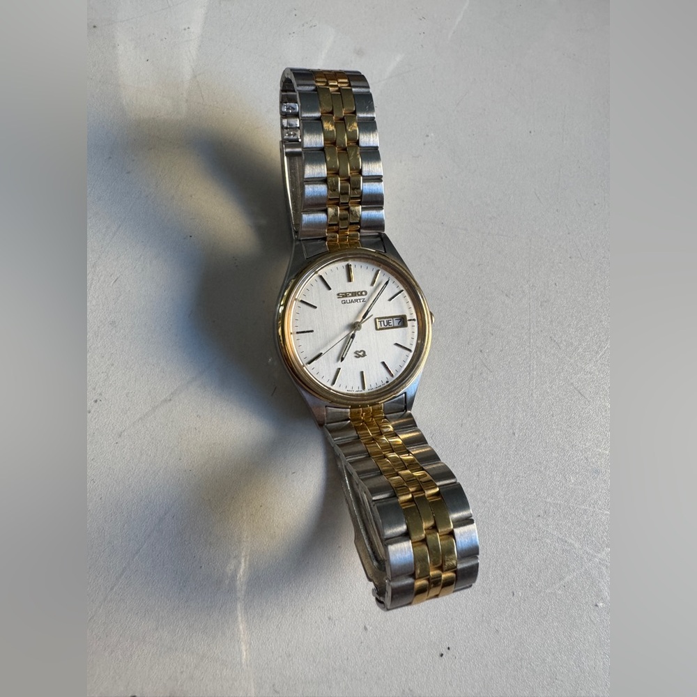 Seiko Two-Tone Silver and Gold Men's Watch - Picture 6 of 12